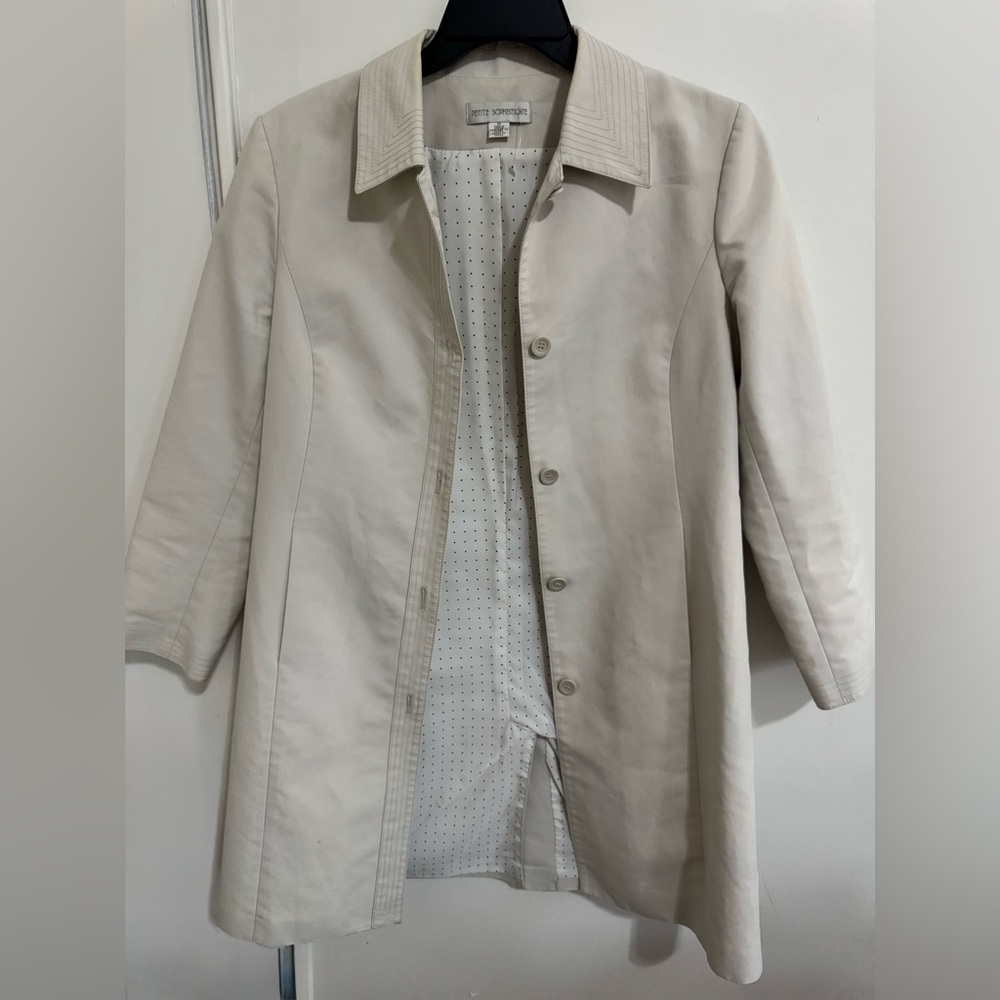 Petite Sophisticate beige trench coat with a dotted lining size M
